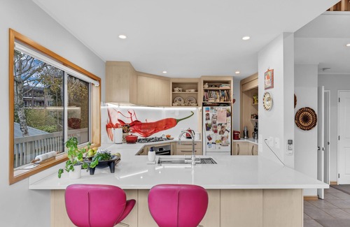 Greenlane - Ellerslie House | Contemporary Family Home with Garage & Courtyard
