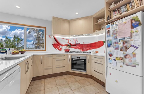 Greenlane - Ellerslie House | Contemporary Family Home with Garage & Courtyard