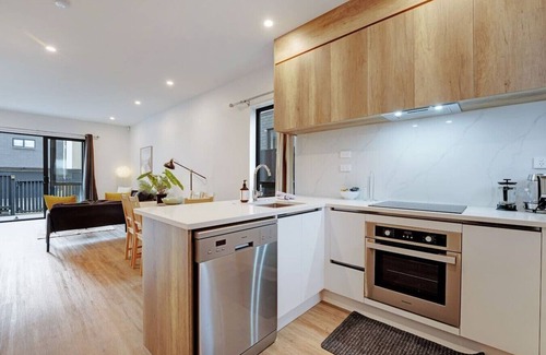 Flat Bush Villa | Contemporary Flat Bush Oasis | Parking and Air-Con