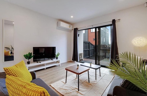 Flat Bush House | Contemporary Flat Bush Oasis - Parking and Air-Con
