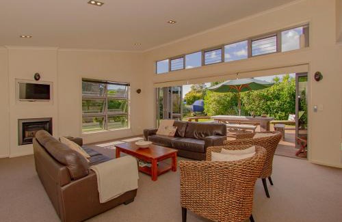 Cooks Beach House | Cooks Getaway - Cooks Beach Holiday Home