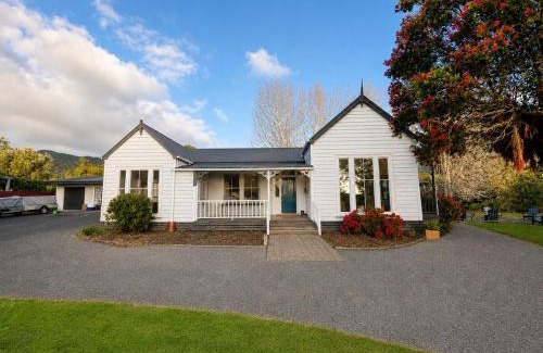 Coromandel House | Coro Lodge - Sleeps 18 - 7BR - 5 ensuites