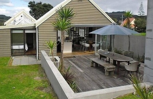Tairua Cottage | COSY AND CHIC ON OCEAN BEACH - TAIRUA HOLIDAY HOME in Tairua
