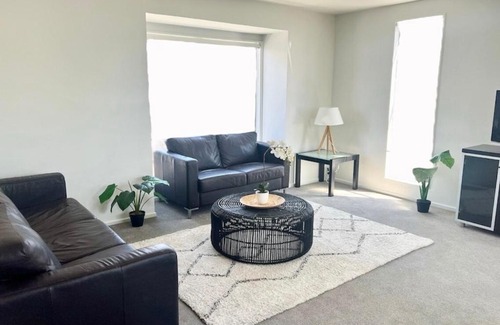 Linwood Apartment | Cosy Apartment - 5 minutes from City Centre