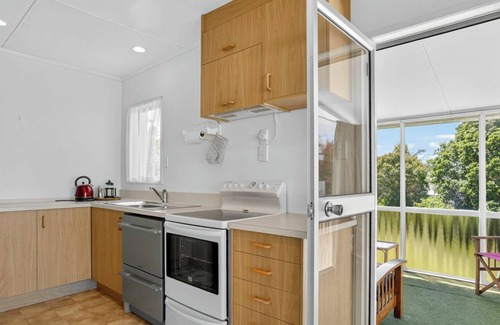 Leigh House | Cosy Beach house with Sea Views- walking distance to the shops and beach!