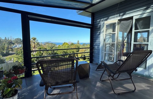 Torbay House | Cosy beach retreat on Torbay. Enjoy a spacious room with entire house and garden