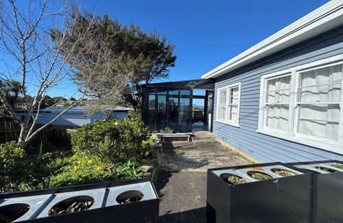 Torbay House | Cosy beach retreat on Torbay. Enjoy a spacious room with entire house and garden