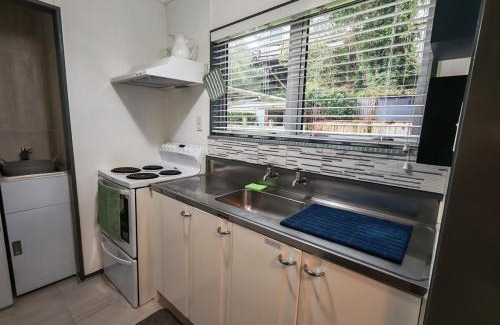 Hamilton East Apartment | Cosy Central Unit by the River Walk&City Amenitie