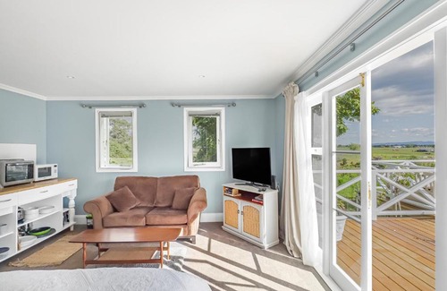Puriri House | Cosy Guesthouse in Tranquil Puriri, Thames