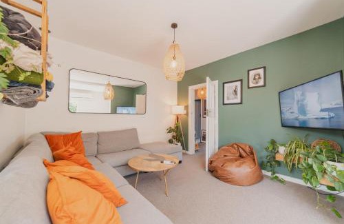 Somerfield House | Cosy House with Garden and Hot Tub - Pet Friendly