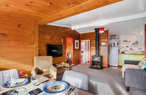 Lake Tarawera House | Cosy kiwi bach nestled into the native bush with amazing lake views