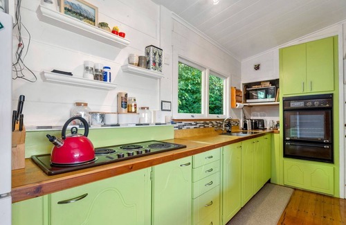 Lake Tarawera House | Cosy kiwi bach nestled into the native bush with amazing lake views