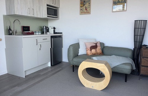 Frankton Apartment | Cosy retreat with spectacular views of Lake Wakatipu and mountain ranges