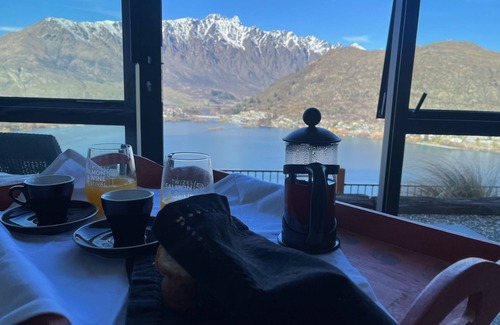 Frankton Apartment | Cosy retreat with spectacular views of Lake Wakatipu and mountain ranges
