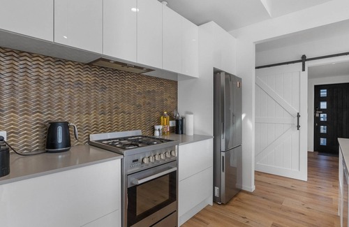 Waihi Beach House | Cosy Sun trap, Close to beach and the iconic yellow Dairy.