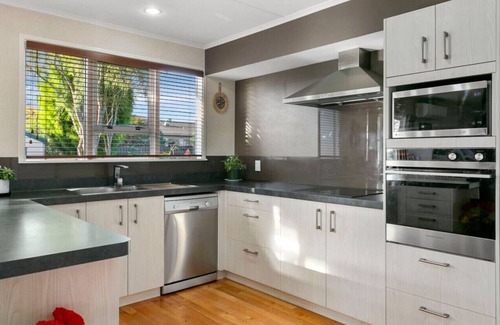 Taupo House | Cottage Lane - Central with Lake Views