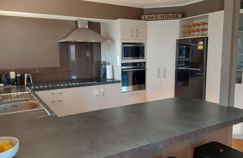 Taupo House | Cottage Lane - Central with Lake Views