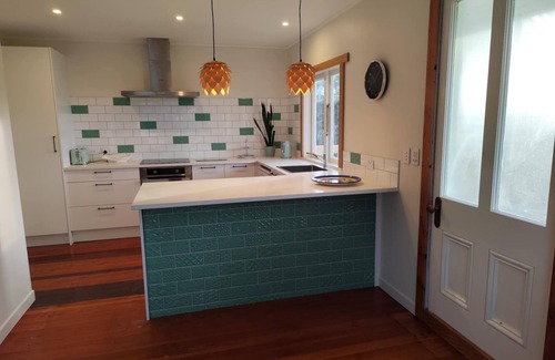 Muriwai Cottage | Country Cottage Near the Sea
