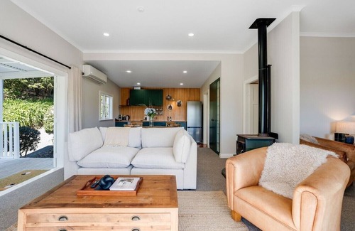 Bombay Villa | Country Cottage with Incredible Rural Views & Access to Creek