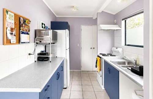 Papakura House | Cozy 2BR Standalone Home with 3 Beds & Sunny Deck