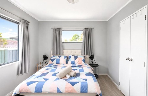 Papakura House | Cozy 2BR Standalone Home with 3 Beds & Sunny Deck