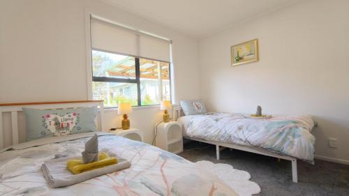 Kelston Villa | Cozy 3-Bed Home with Backyard near LynnMall