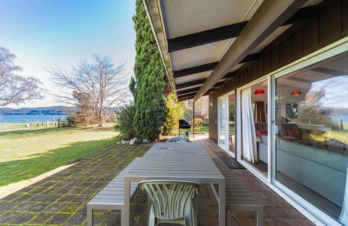 Kinloch House | Cozy crib on edge of Lake Taupo