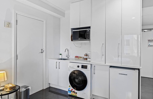 Auckland Central Business District Apartment | Cozy King Bed, Gym and Pool by Zodiak Stays