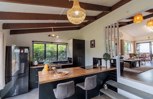 Hamurana House | Cozy Lake Retreat - Games Room, Spa, Sleeps 6