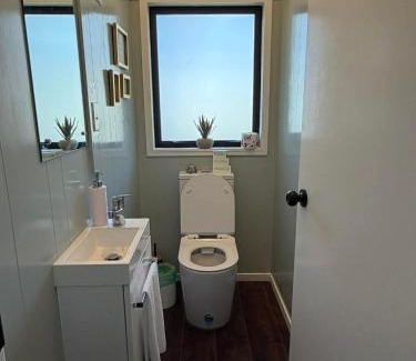 Hamurana House | Cozy Lake Retreat Lake Views & Amazing Games Room