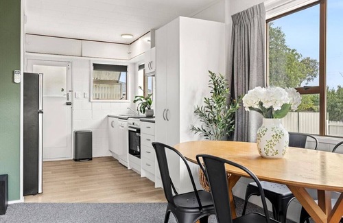 Taupo House | Cozy Retreat 2 - modern townhouse living