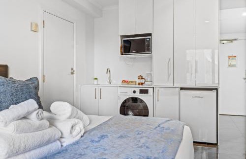 Auckland Central Business District Apartment | Cozy Room with King Bed, Gym and Pool Zodiak Stays