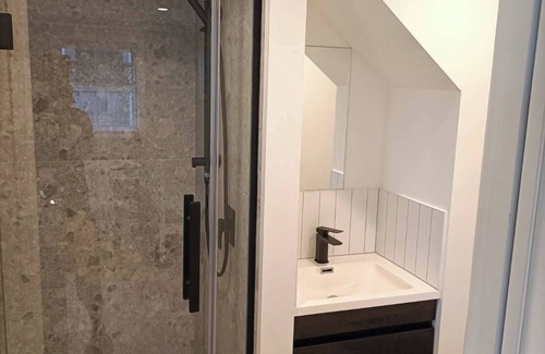 Bucklands Beach Apartment | Cozy sunny large room with bathroom & basic cooking & laundry & own entrance