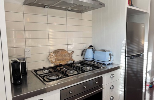 Russell Cottage | Crab Shack Cottage: 4BR in Russell with Pool & Spa, 300m to Waterfront