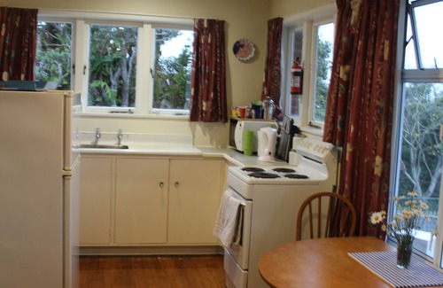 Cable Bay House | Cute 1 Brm unit, walk to the beach, With great Sea Views.