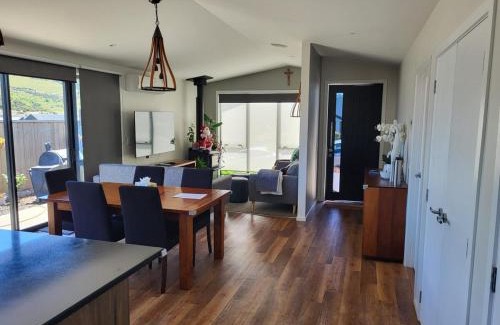 Kawarau Falls House | Cute Abode on Shepherd Road - Pet Friendly 3 Bedroom House