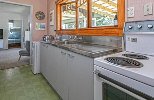 Whangamata Cottage | Cute Bach one block back from beach