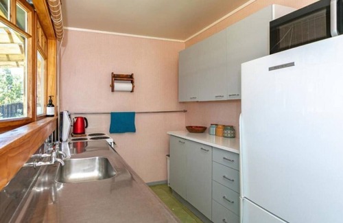 Whangamata Cottage | Cute Bach one block back from beach