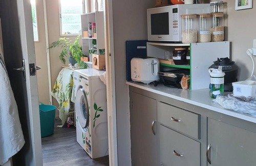 Clyde House | Cute colourful Kiwi style bach /cottage