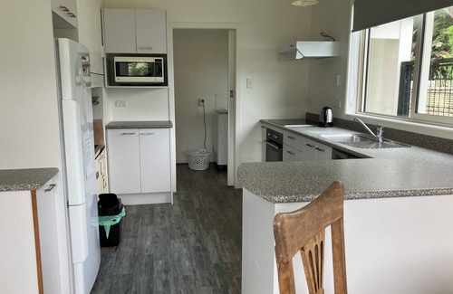 Waiwera Cottage | Cute two bedroom cottage very close to beach and beach bar and grill