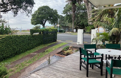 Waiwera Cottage | Cute two bedroom cottage very close to beach and beach bar and grill