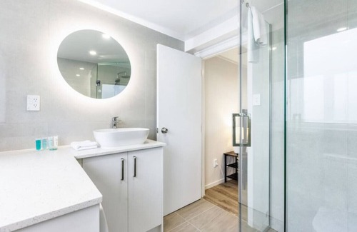 Torbay Apartment | Dan's Torbay Retreat is only 6-minutes to Beach