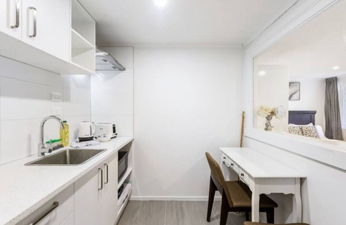 Torbay Apartment | Dan's Torbay Retreat is only 6-minutes to Beach