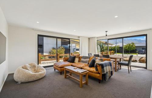 Lowburn House | Dancing Tussock Escape - Cromwell Holiday Home