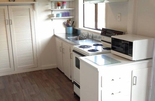 Oneroa House | Deco Cottage - Position Perfect