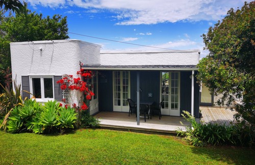 Oneroa House | Deco Cottage - Position Perfect