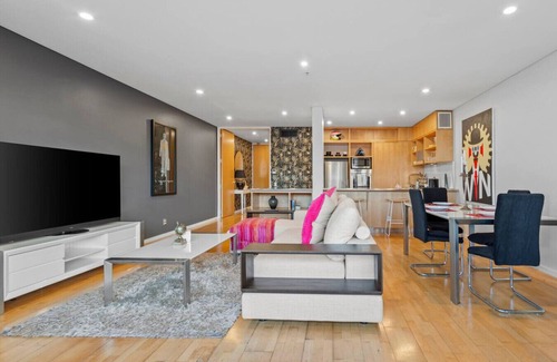 Auckland Central Business District Apartment | Designer Harbour Stunner with Welcome Rosé