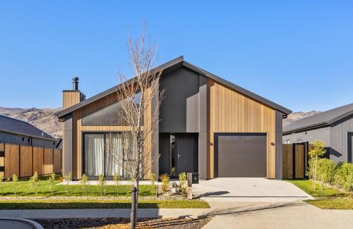 Lowburn House | Dunstan Haven - Cromwell Holiday Home