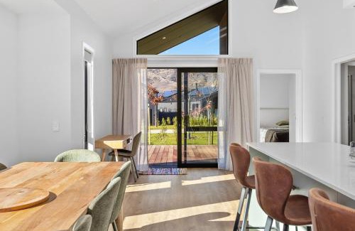 Lowburn House | Dunstan Haven - Cromwell Holiday Home