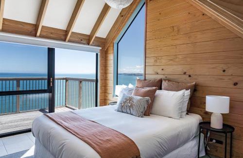 Raglan House | Earles Place, Manu Bay, Panoramic view